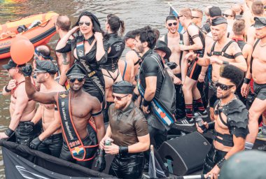 Amsterdam, Hollanda 'da. 3 Ağustos 2019. Bir grup eşcinsel erkek ve kadın, Kanal Gay Gururu 'nun tekne geçidinde yürüyorlar.