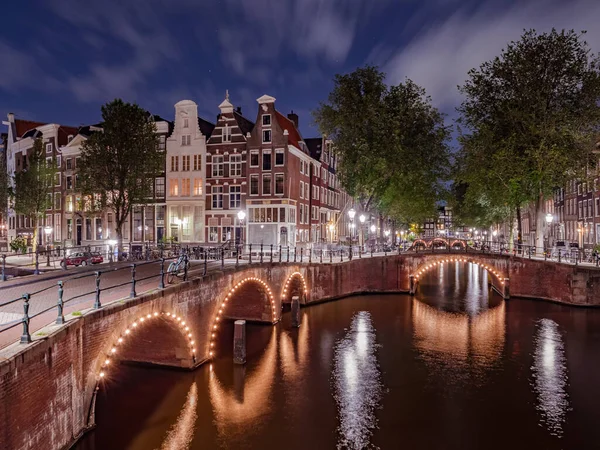 Kanallardaki Aydınlatılmış Köprülerin Panoraması Geceleri Amsterdam Şehri Hollanda Alacakaranlıkta — Stok fotoğraf