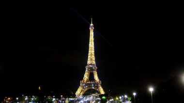 Paris, Fransa. Ağustos 2016 dolayları. Geceleyin Eyfel kulesi ışıkları.