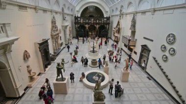 Londra mı? Birleşik Krallık. Ağustos 2016. Victoria ve Albert Müzesi ziyaretçileri