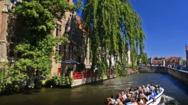 Bruges, Belçika. Ağustos 2016 dolayları. Güneşli bir günde bina ve kanalların şehri. Bazı sahneler.