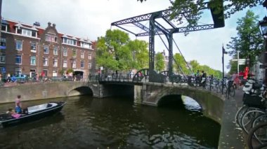 Amsterdam, Hollanda. Ağustos 2016 dolayları. Tur teknesi kanalda yelken açar.