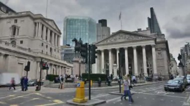 Londra, Uk. Ağustos 2016 dolayları. İnsanların zaman çizelgesi ve Kraliyet Borsası binası cephesi