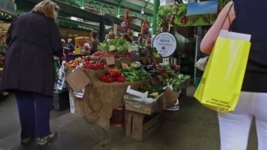 Londra, Birleşik Krallık. Ağustos 2016 dolayları. Borought pazarında meyve ve sebze dükkanları.