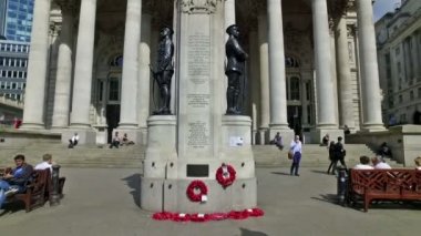 Londra, Birleşik Krallık. Temmuz 2017 dolaylarında. Londra Askerleri Savaş Anıtı Londra Kraliyet Borsası önünde. Yavaş çekim.