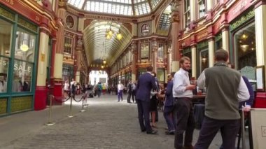 Londra, Birleşik Krallık. Temmuz 2017 dolaylarında. Leadenhall 'daki barlarda içki içen iş adamları piyasayı korudular. Yavaş çekim.
