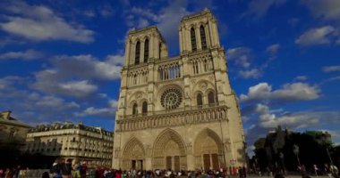 Paris, Fransa. Ağustos 2016 dolayları. Güneşli bir günde Notre Dame Katedrali 'ni ziyaret eden turistlerin kamera hareketleri..