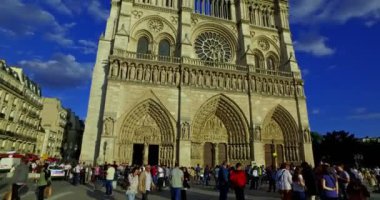 Paris, Fransa. Eylül 2016 civarı. Günbatımında turistlerle Notre Dame Katedrali cephesi.