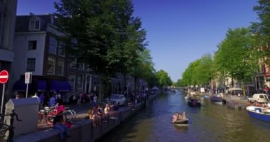 Amsterdam, Hollanda. Ekim 2017 civarı. Tur teknesi kanalda yelken açar.