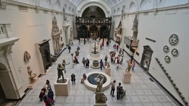 Londres Reino Unido Agosto 2016 Visitantes Museo Victoria Albert — Vídeo de stock