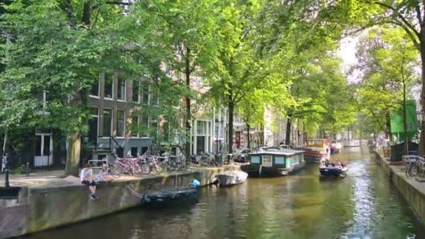 荷兰阿姆斯特丹 2016年8月 游览船在运河中航行 — 图库视频影像