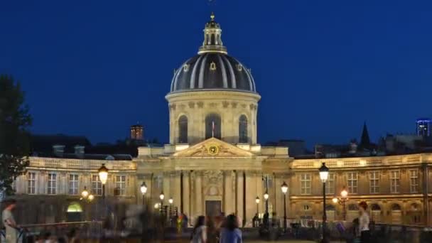 Zeitraffer Von Touristen Der Kunstbrücke Und Institut France Bei Nacht — Stockvideo