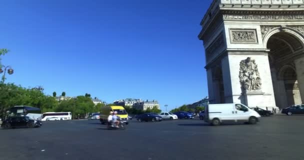 一个阳光灿烂的日子 胜利拱门周围的交通 照相机运动 — 图库视频影像