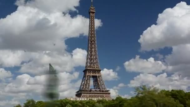 晴れた日には雲に覆われたエッフェル塔の高崩壊 — ストック動画