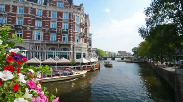 Łódź Wycieczkowa Płynie Kanale Amsterdamskim Słoneczny Dzień — Wideo stockowe
