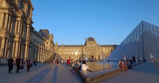 Frankrike Cirka Augusti 2016 Turister Utanför Louvren Museet Vid Solnedgången — Stockvideo