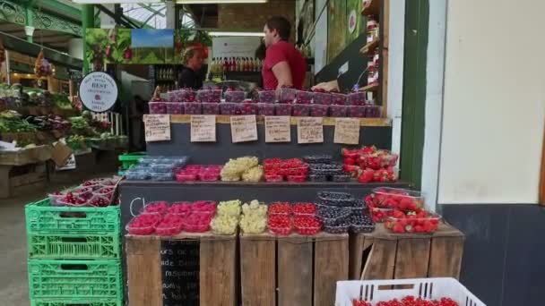 Londyn Wielka Brytania Około Sierpnia 2016 Sklepy Owocowo Warzywne Rynku — Wideo stockowe