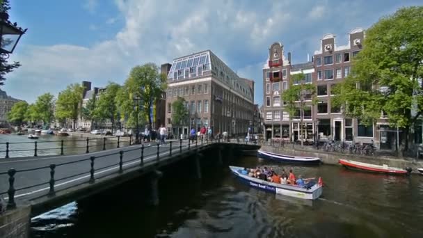 荷兰阿姆斯特丹 2016年8月 游览船在运河中航行 — 图库视频影像