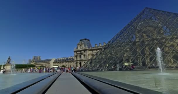 フランスだ2016年8月 晴れた日にルーブル美術館 ドリーカメラの動き — ストック動画
