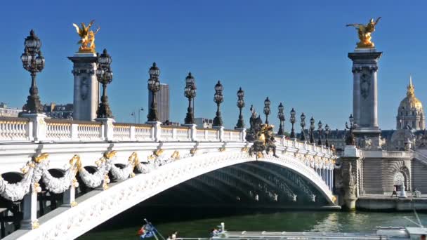 Barco Turístico Navega Sob Ponte Alexandre Iii — Vídeo de Stock