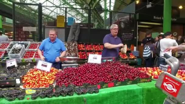 Londres Reino Unido Alrededor Agosto 2016 Puesto Frutas Mercado Borought — Vídeos de Stock