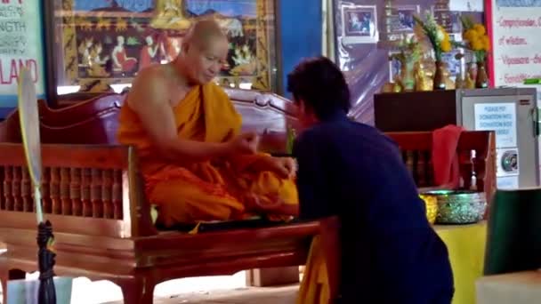 Boeddhistische Monnik Zegen Een Man Bangkok — Stockvideo