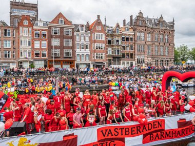 Amsterdam, Hollanda 'da. 3 Ağustos 2019. Bir grup eşcinsel erkek ve kadın, Kanal Gay Gururu 'nun tekne geçidinde yürüyorlar.