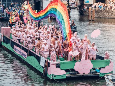 Amsterdam, Hollanda 'da. 3 Ağustos 2019. Bir grup eşcinsel erkek ve kadın, Kanal Gay Gururu 'nun tekne geçidinde yürüyorlar.