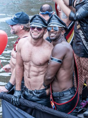 Amsterdam, Hollanda 'da. 3 Ağustos 2019. Bir grup eşcinsel erkek ve kadın, Kanal Gay Gururu 'nun tekne geçidinde yürüyorlar.