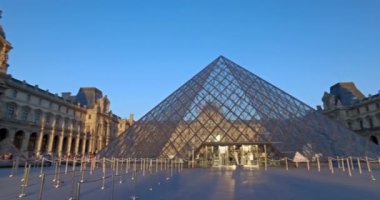 Fransa. Ağustos 2016 dolayları. Günbatımında Louvre Müzesi 'nin önünde turistler. Dolly kamera hareketi.