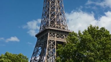 Güneşli bir günde Eyfel Kulesi 'nin orta katının ayrıntıları.
