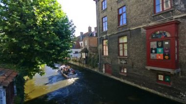 Bruges, Belçika. Ağustos 2016 dolayları. Güneşli bir günde bina ve kanalların şehri. Bazı sahneler.