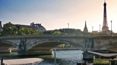 Turist teknesi Seine Nehri 'nden gün batımında kalkıyor. Arka planda Eyfel kulesi.