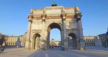 Fransa. Ağustos 2016 dolayları. Turistler Tuileries bahçelerinde Zafer Takı (Arc de Triomphe du Carrousel). Kamera kulesi hareketi.