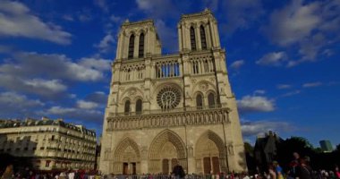 Paris, Fransa. Ağustos 2016 dolayları. Güneşli bir günde Notre Dame Katedrali 'ni ziyaret eden turistlerin kamera hareketleri..