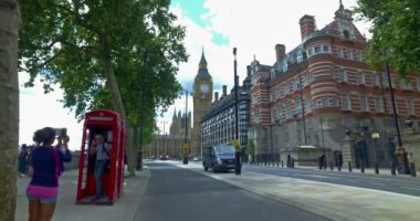 Londra, Uk. Ağustos 2017. Turistler Big Ben 'in yanında fotoğraf çekiyor. Yavaş çekim