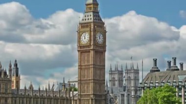 Güneşli bir günde Big Ben 'le bulutların zamanı. Londra, Birleşik Krallık.