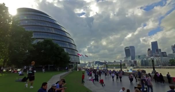 ロンドン イギリス 2017年8月 晴れた日のタワーブリッジとロンドン市のパノラマスカイライン — ストック動画