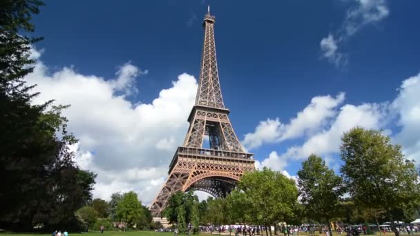 Včas turistických návštěv Eiffelovy věže za slunečného dne.
