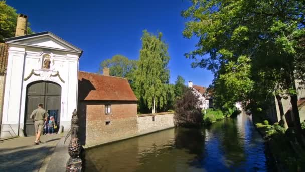 Brugge België Circa Augustus 2016 Stadsgezicht Van Gebouwen Grachten Een — Stockvideo