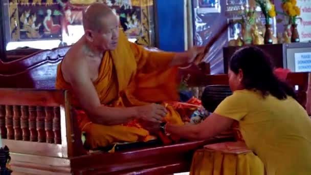 Buddhistischer Mönch Segnet Eine Frau Bangkok — Stockvideo