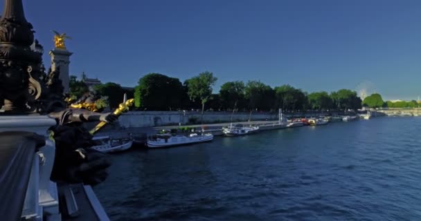 Alexander Köprüsünden Seine Nehrinin Panoraması Turist Teknesi Gezinti Alanındaki Insanlar — Stok video