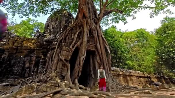 プラサート バイヨンの観光客 アンコール トム寺院 経過時間 — ストック動画