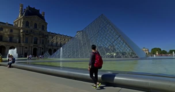 フランスだ2016年8月 ルーブル美術館の外で写真を撮る観光客 ドリーカメラの動き — ストック動画