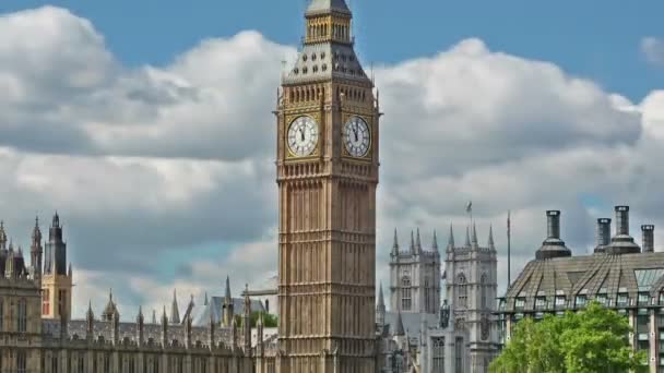 Timelapse Moln Med Big Ben Solig Dag London Förenade Kungariket — Stockvideo