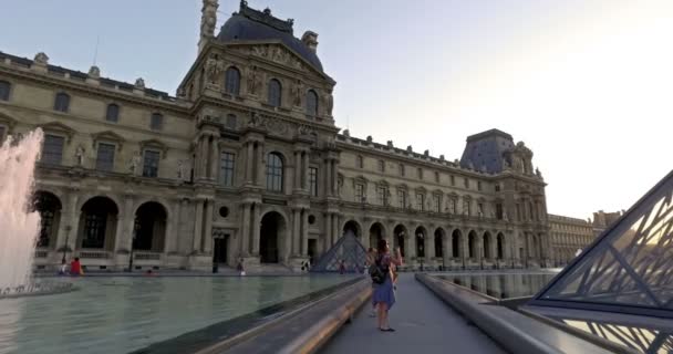 France Vers Août 2016 Touristes Devant Musée Louvre Coucher Soleil — Video