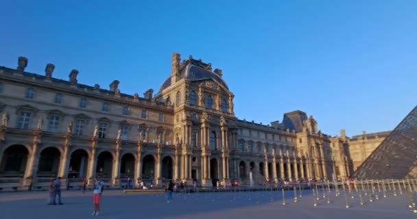2016年8月 日落时参观卢浮宫外的游客 多利相机运动 — 图库视频影像