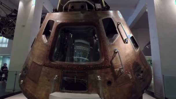 London United Kingdom 阿波罗X号太空舱在科学博物馆里 慢动作 — 图库视频影像