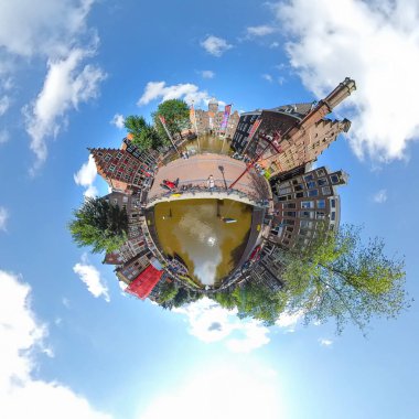 Amsterdam, Hollanda 'da. Eylül 2019 civarı. Küçük gezegen manzaralı caddeler ve Amsterdam kanalları. Bir şehir manzarasının balık gözü merceği bozulması