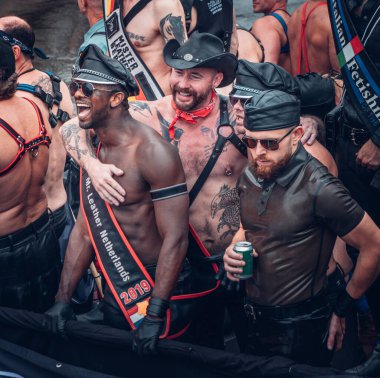 Amsterdam, Hollanda 'da. 3 Ağustos 2019. Bir grup eşcinsel erkek ve kadın, Kanal Gay Gururu 'nun tekne geçidinde yürüyorlar.